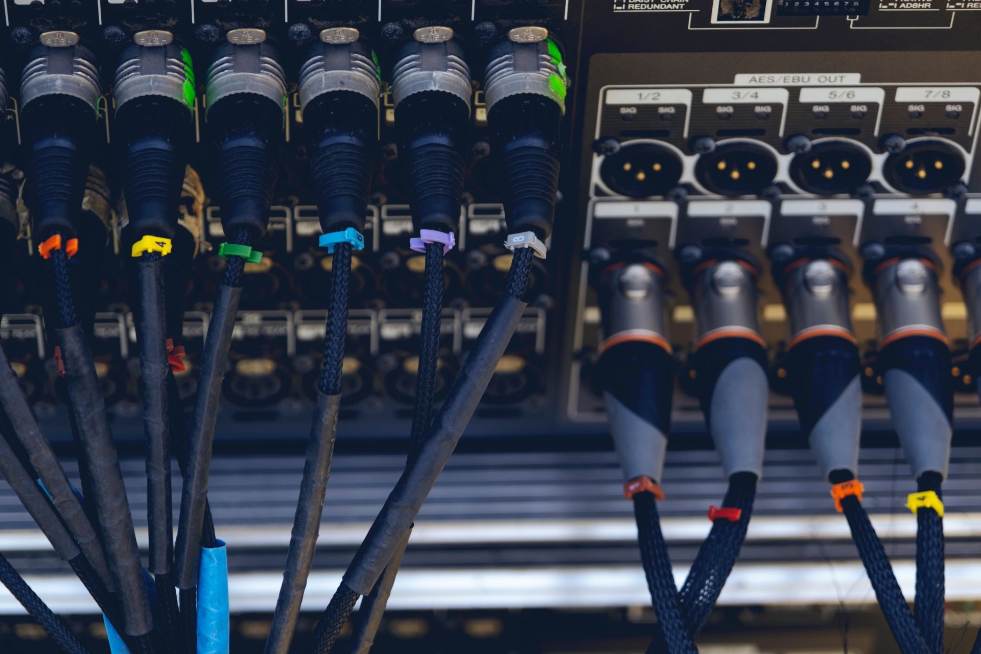 Can balanced audio cables help reduce interference and noise in live sound applications?