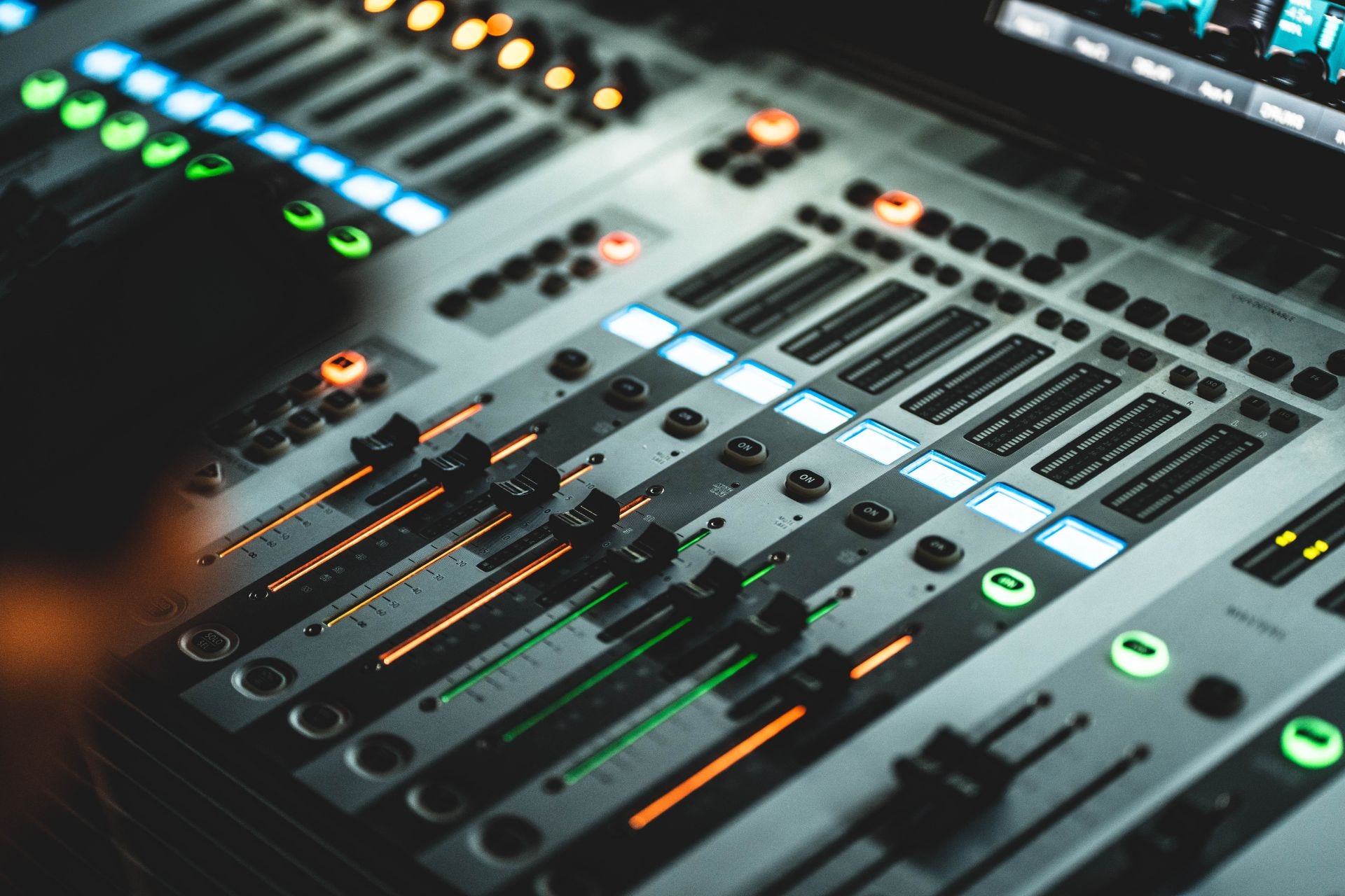 How do impedance levels affect the performance of balanced audio cables in high-fidelity audio systems?