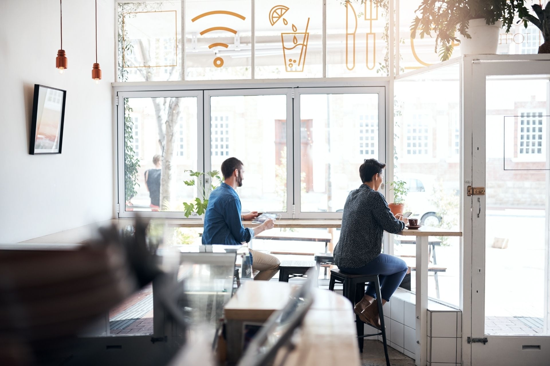 How can apartment managers ensure reliable and high-speed internet connectivity for all residents with bulk internet services?