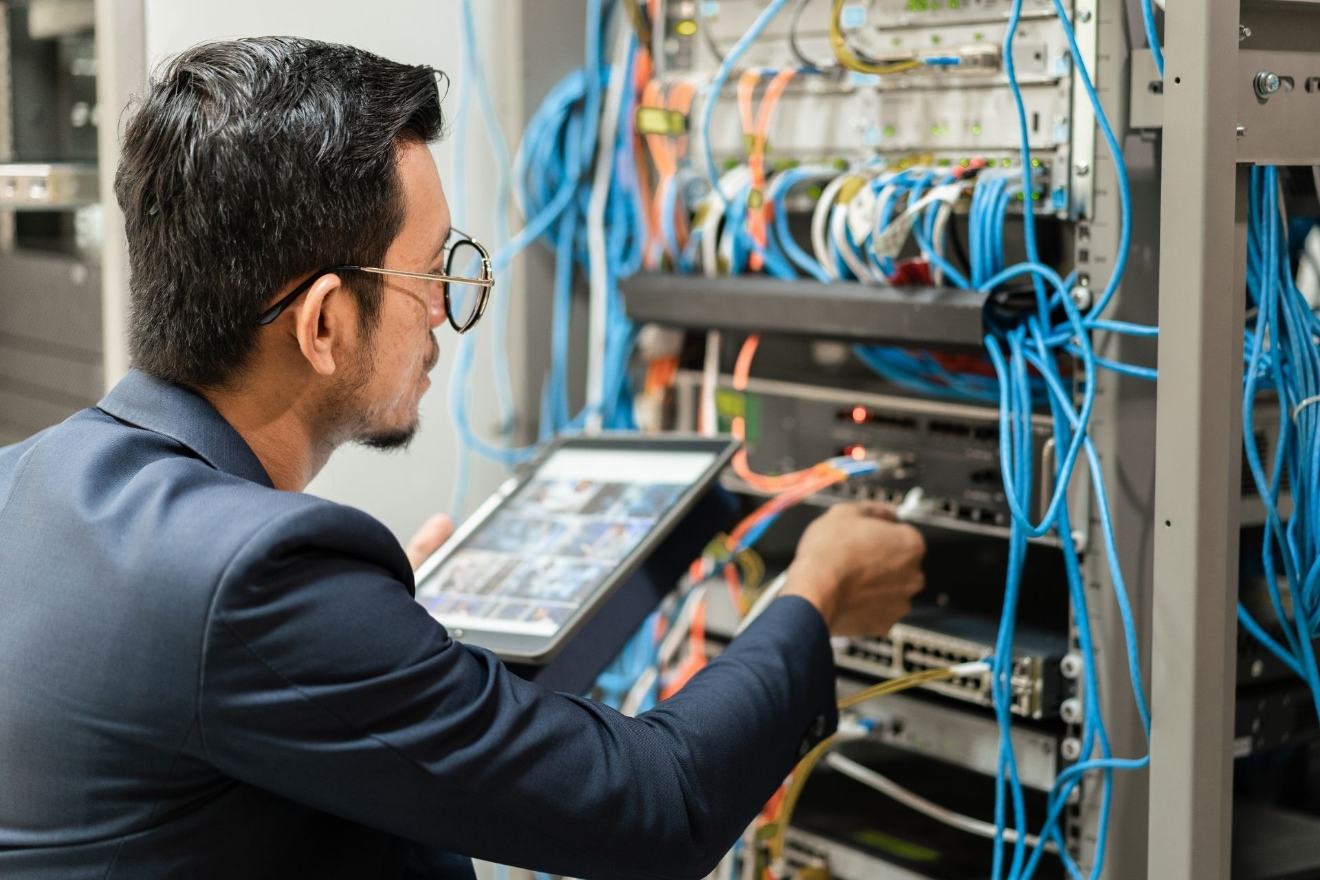 How can apartment managers handle technical support and troubleshooting issues related to bulk internet services for residents?