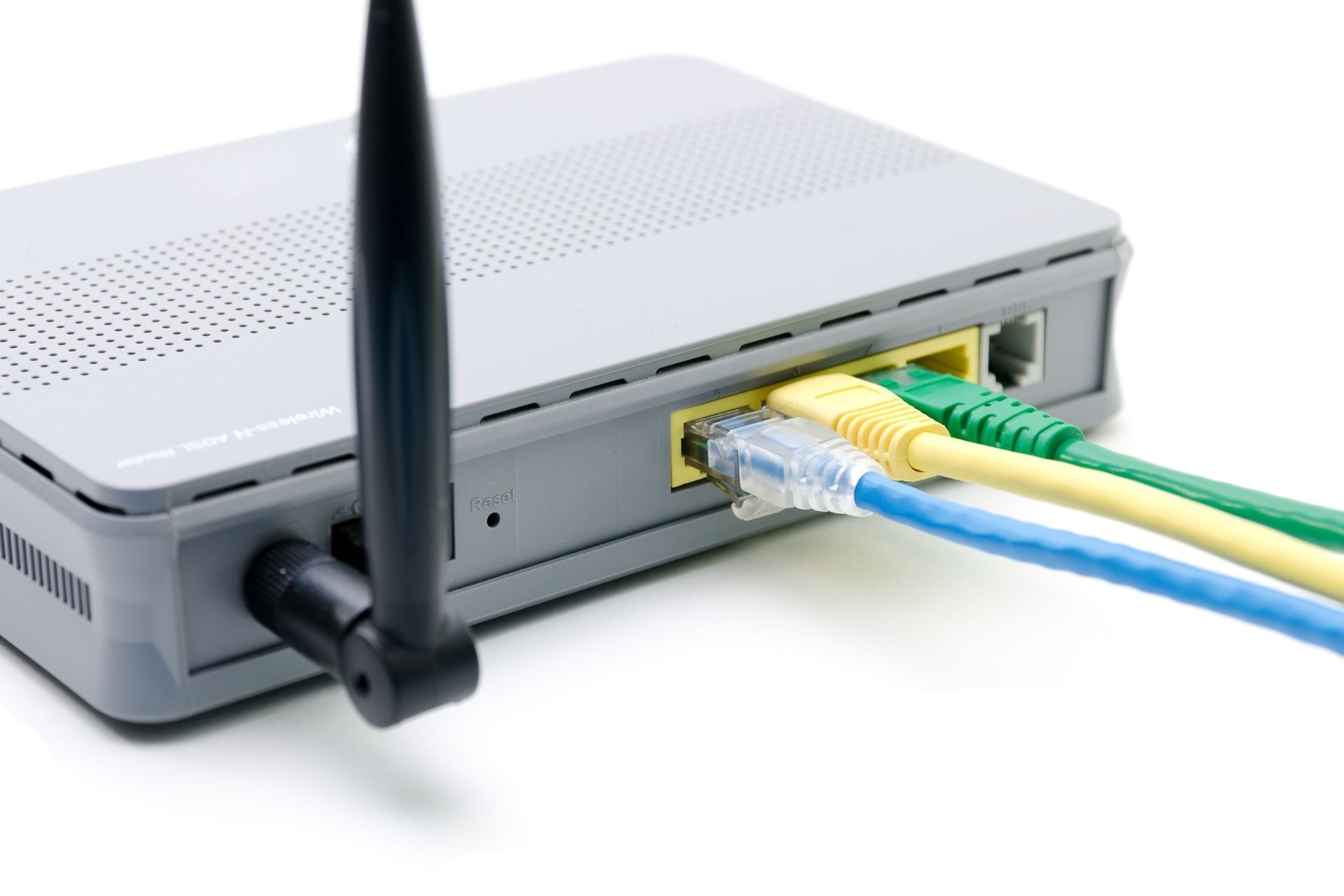 How can internet downtime be minimized in a multi-tenant property environment?