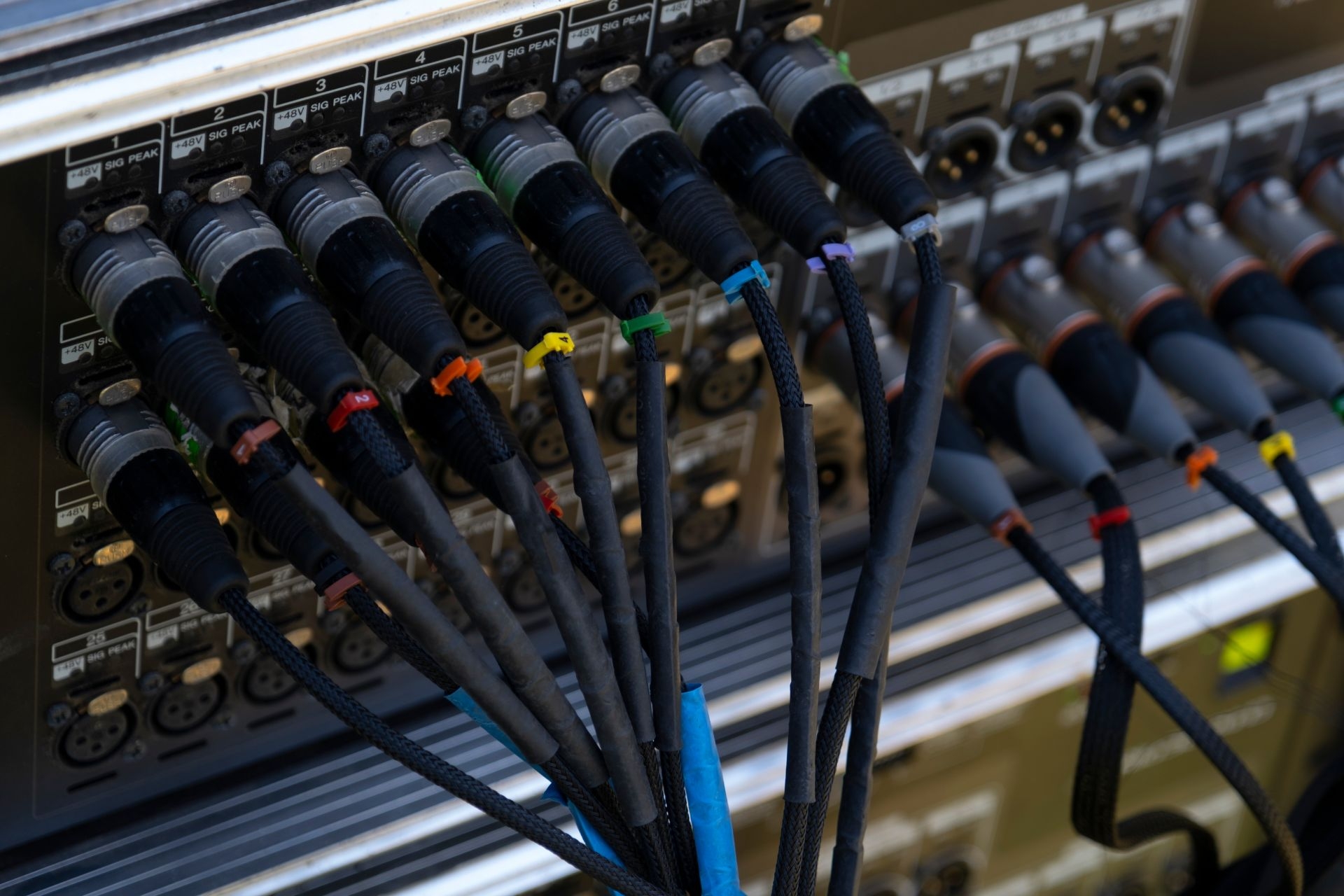 How does the choice of filter length affect the frequency response of an FIR filter?