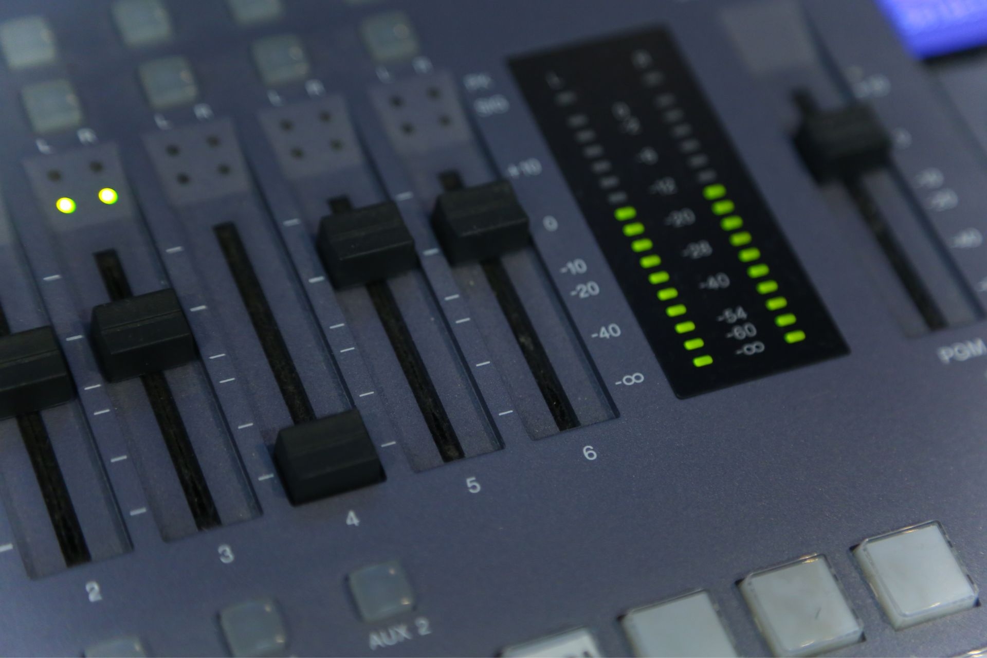 How does the phase vocoder handle time-stretching and pitch-shifting of audio signals?