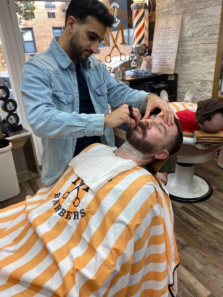 What are the benefits of choosing a classic barbering service over a modern salon service, such as the traditional atmosphere or specialized expertise in men's grooming?