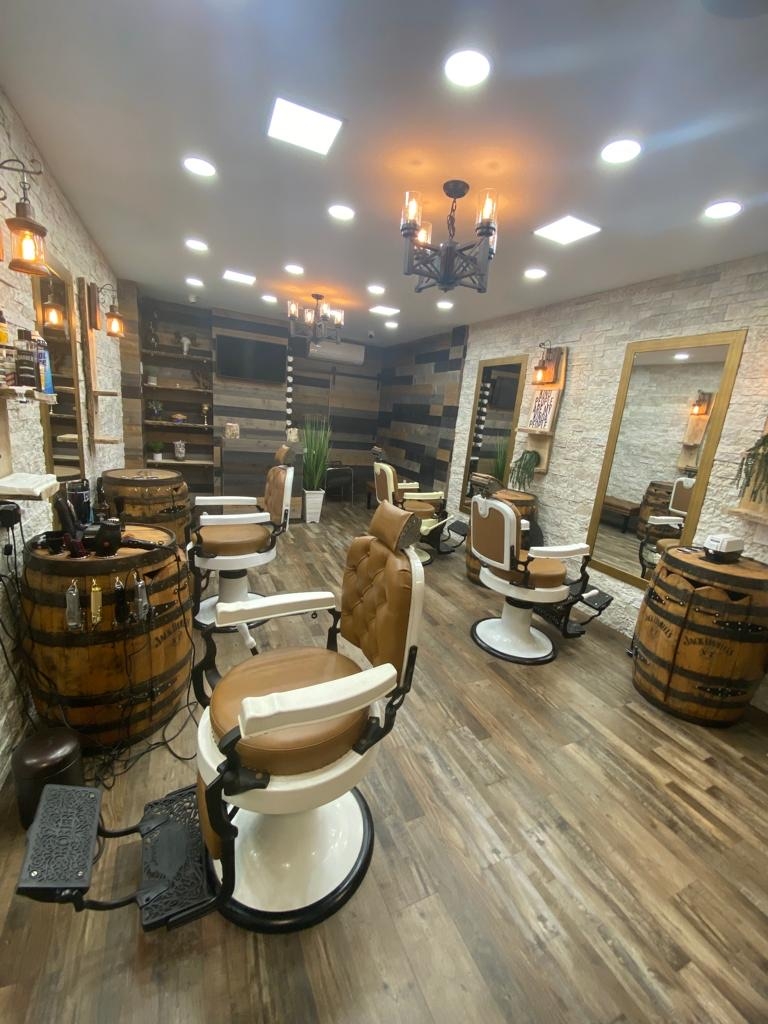 Are there any specialized luxury barber services available for clients with sensitive skin or specific skin conditions?