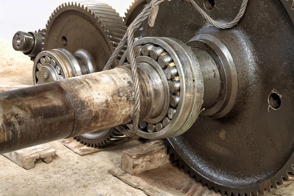 How do gear bearing preload adjustment tools contribute to reducing gear noise and vibration in mechanical systems?