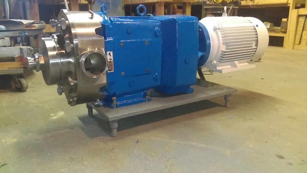 How do operational loads influence the maintenance requirements of a gearbox?