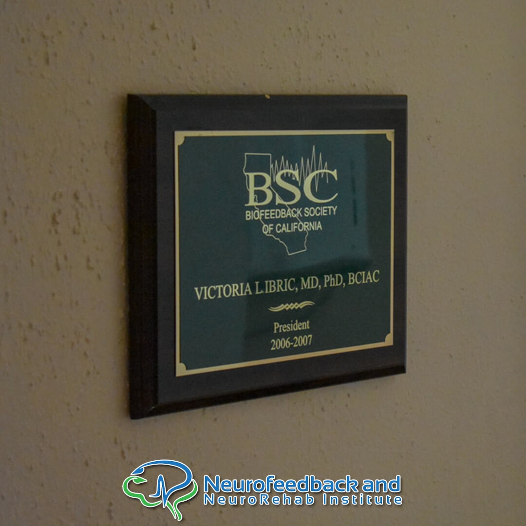 How do invasive BCI systems differ from non-invasive BCI systems in terms of accuracy and potential risks?